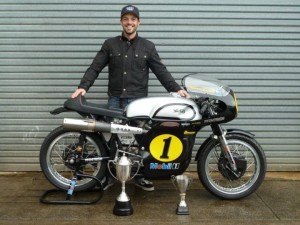 Cameron Donald sulla 500 Manx Norton al New Zealand Classic